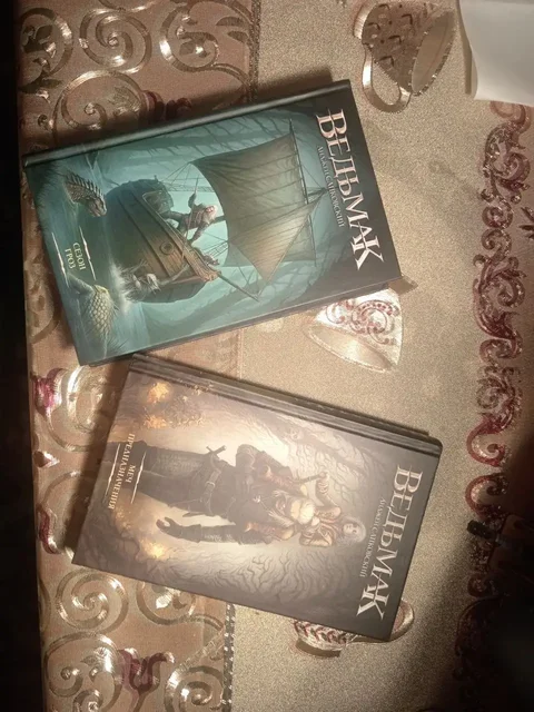 Продам две книги Ведьмака - Ёмкости в Краснодар