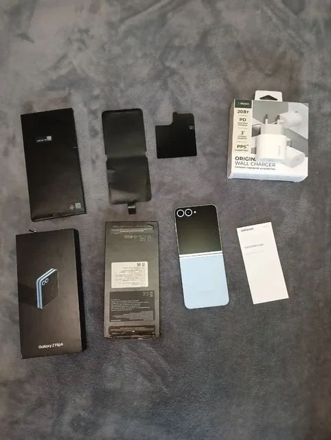 Samsung Galaxy Z Flip 6 512GB с дефектом экрана, голубой, в подарок пауэрбанк - Видеокарты в Краснодар