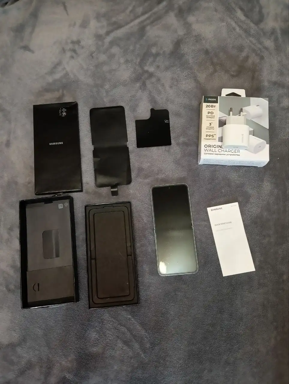 Samsung Galaxy Z Flip 6 512GB с дефектом экрана, голубой, в подарок пауэрбанк - Смартфоны и гаджеты (Электроника) в Краснодар