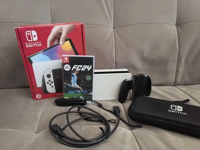 Nintendo Switch OLED 64GB с FIFA24 и аккаунтом, идеальное состояние - Зарядные устройства в Краснодар