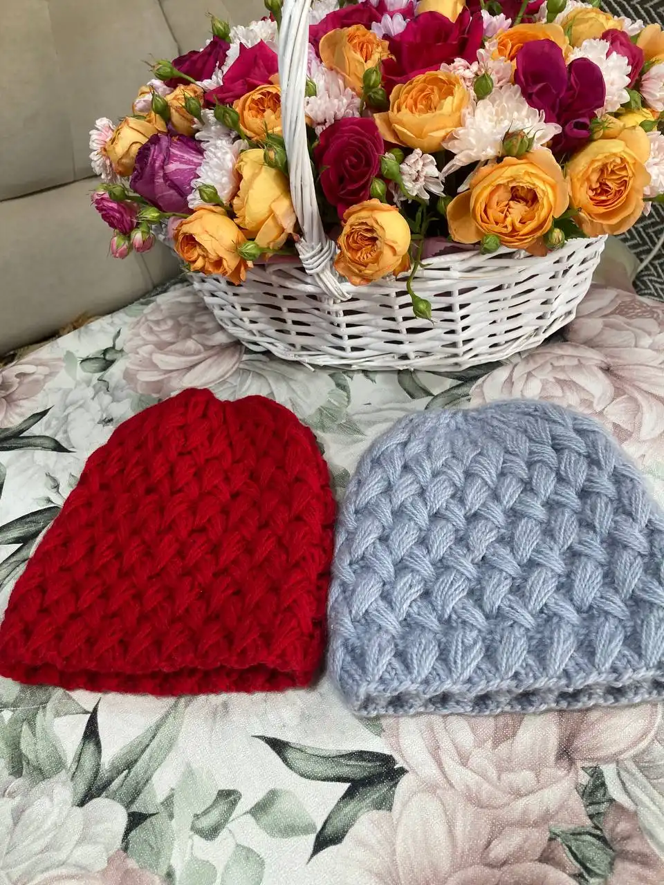 Женские шапки и манишки ручной работы