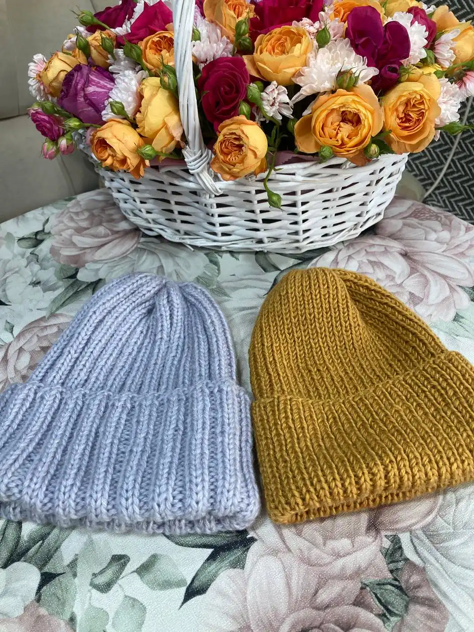 Женские шапки и манишки ручной работы