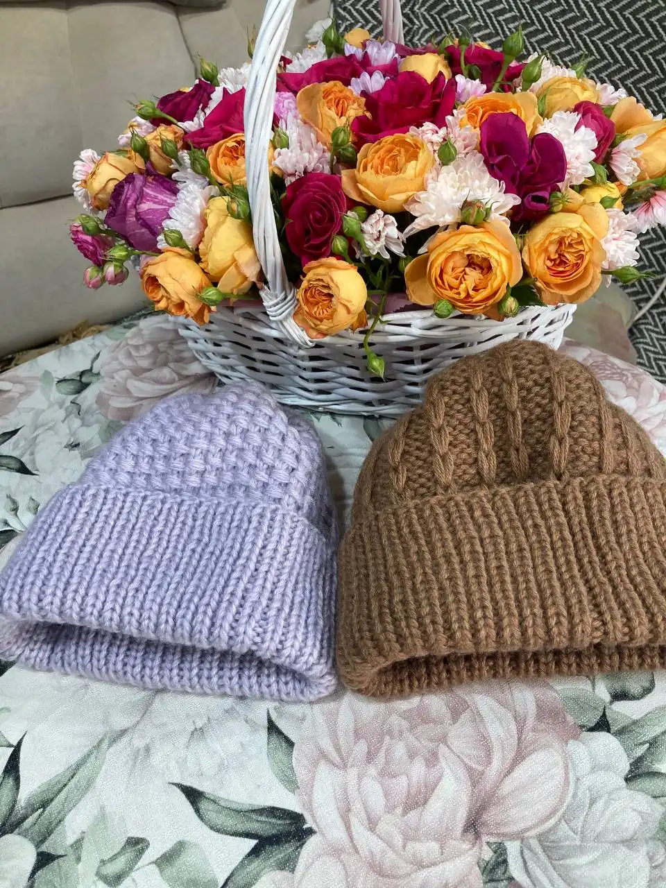 Женские шапки и манишки ручной работы