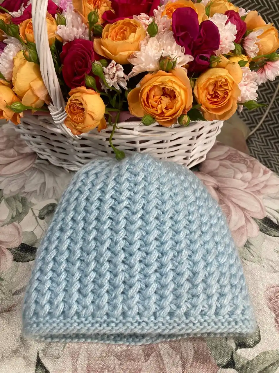 Женские шапки и манишки ручной работы