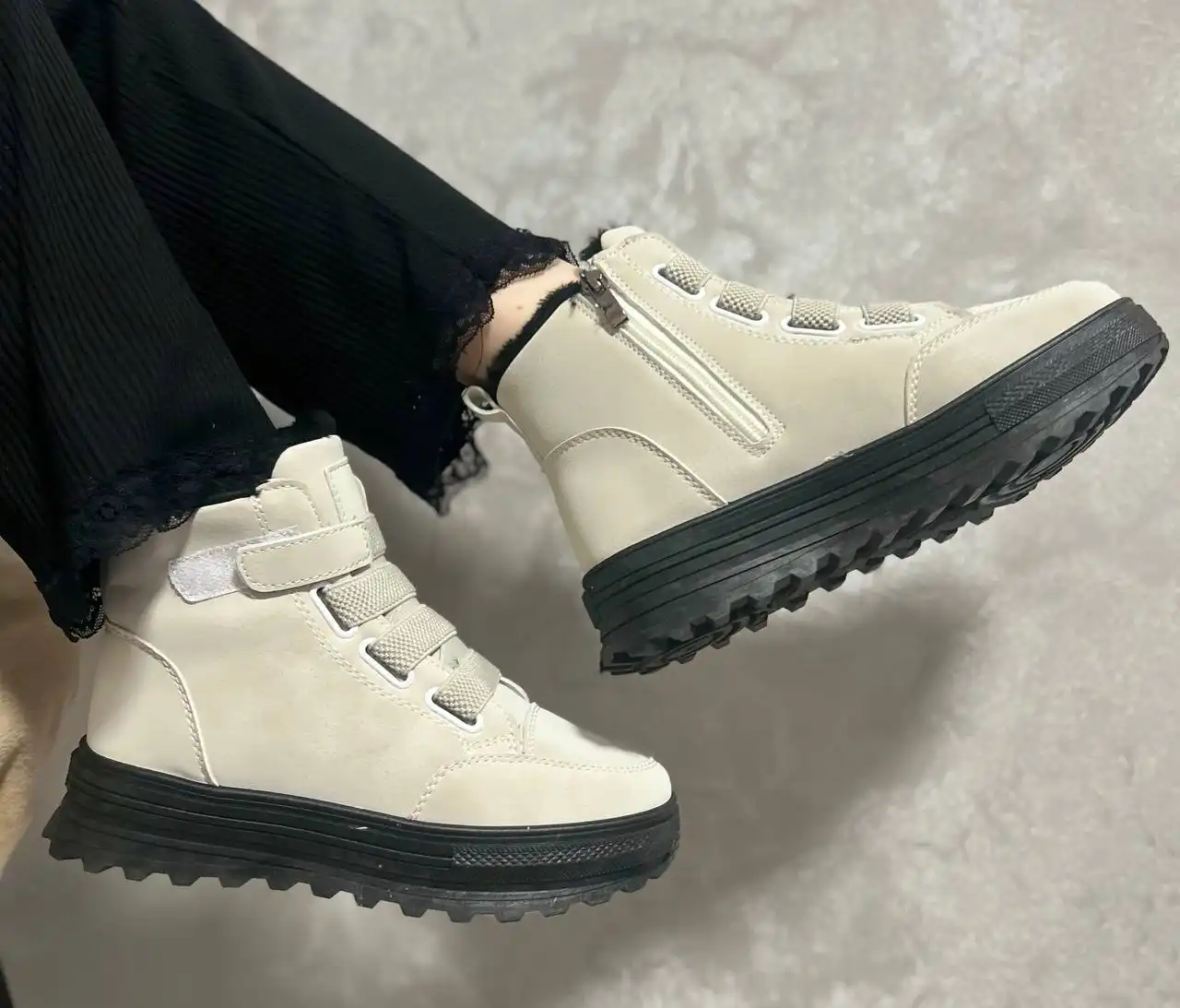 Продам зимние ботиночки с не скользящей подошвой