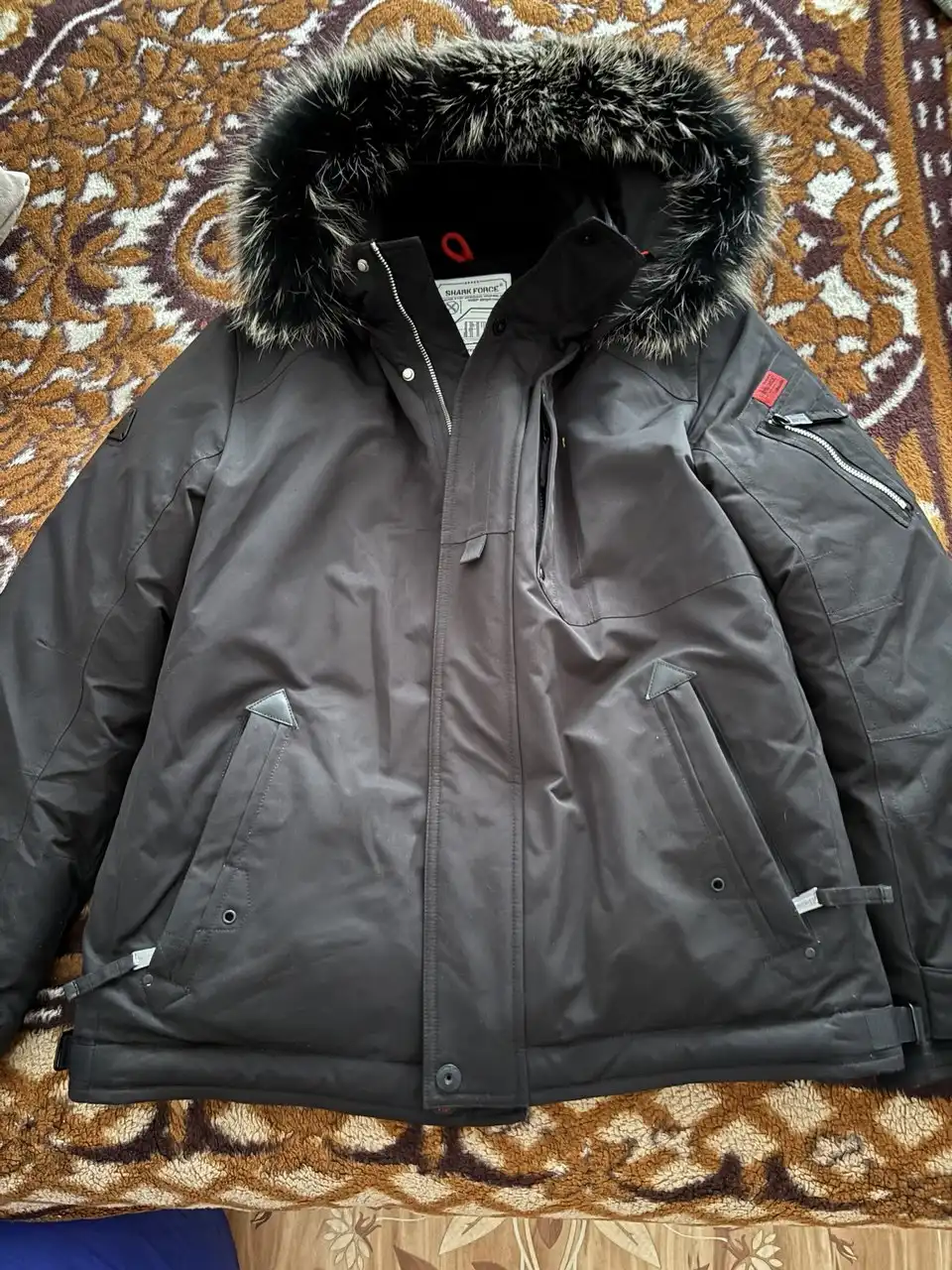 Продам зимнюю куртку с мехом на капюшоне