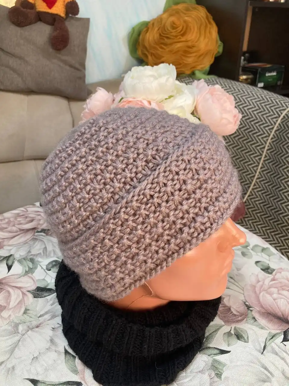 Шапки, манишки, снуды ручной работы в Сургуте