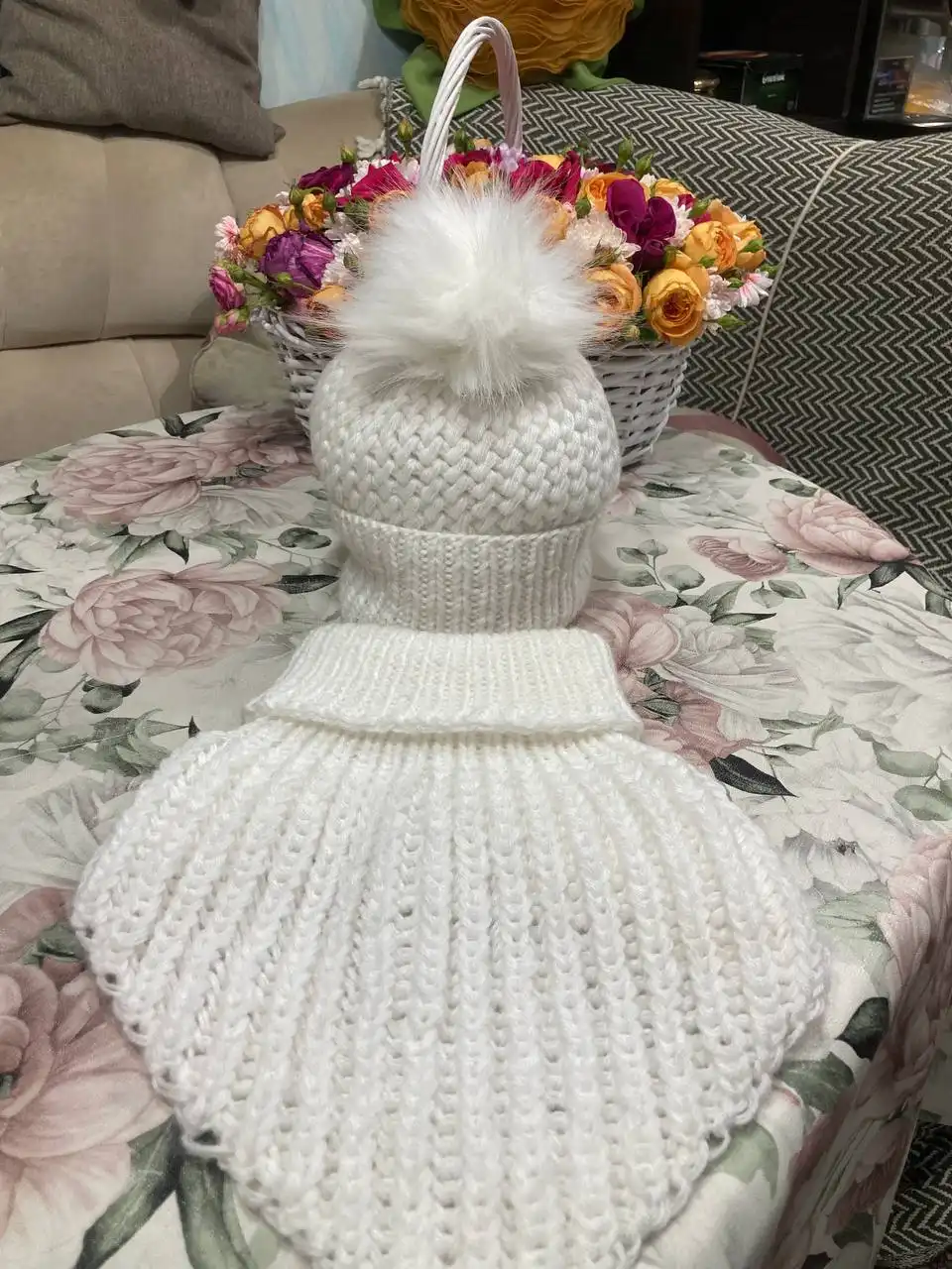 Шапки, манишки, снуды ручной работы в Сургуте