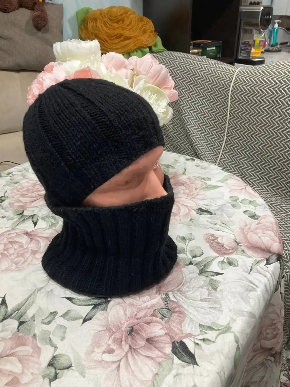 Шапки, манишки, снуды ручной работы в Сургуте