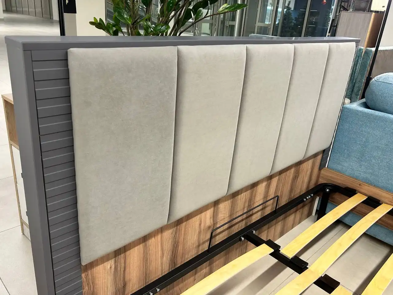 Продажа мебели: прихожая "Сольера" и кровать "Моника"