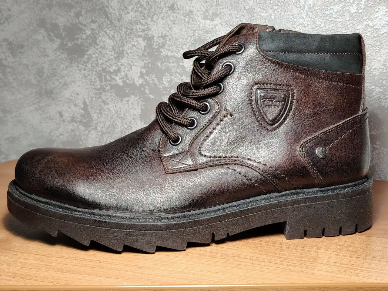 Продаются зимние кожаные ботинки