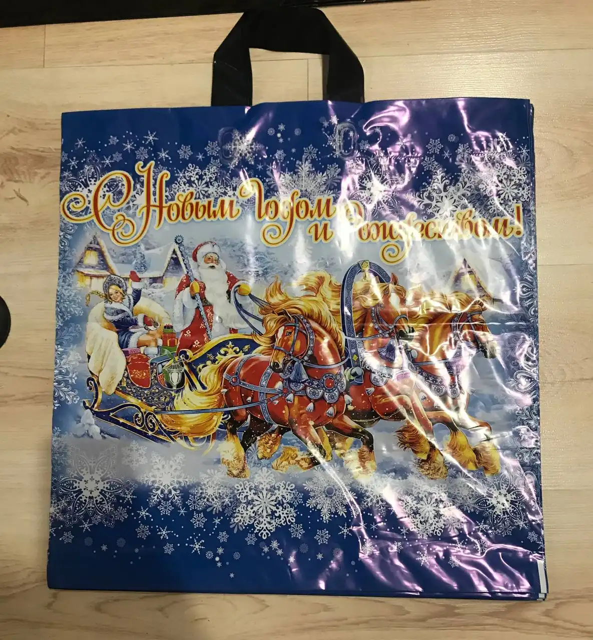 Продажа искусственных елок и новогодних пакетов