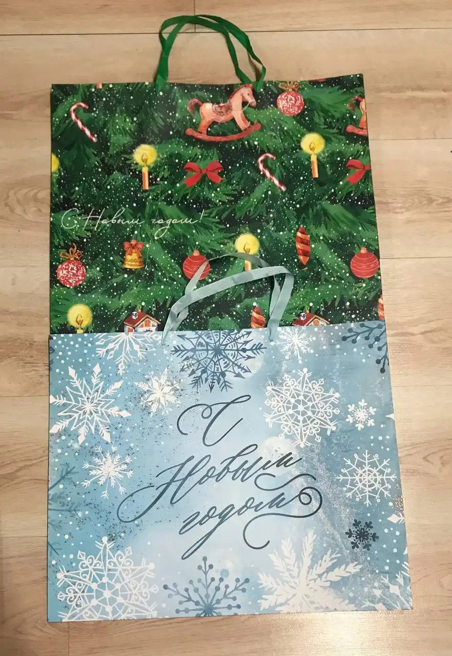 Продажа искусственных елок и новогодних пакетов