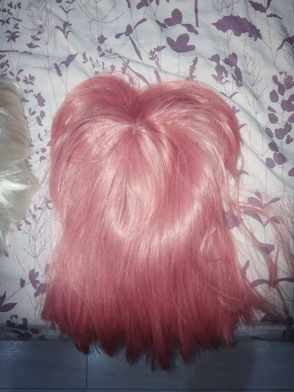 Парики с яркими оттенками в отличном состоянии