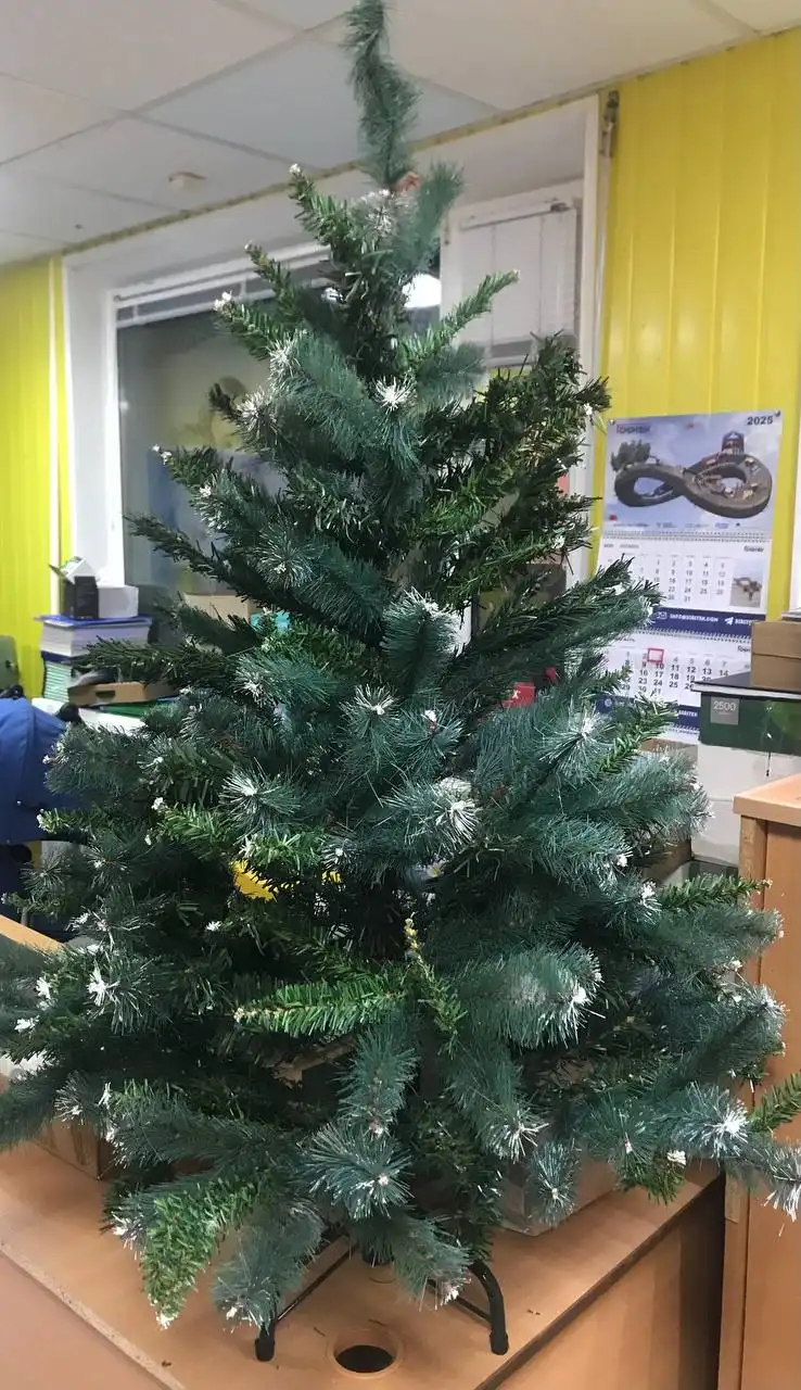 Продажа искусственных ёлок и новогодних пакетов