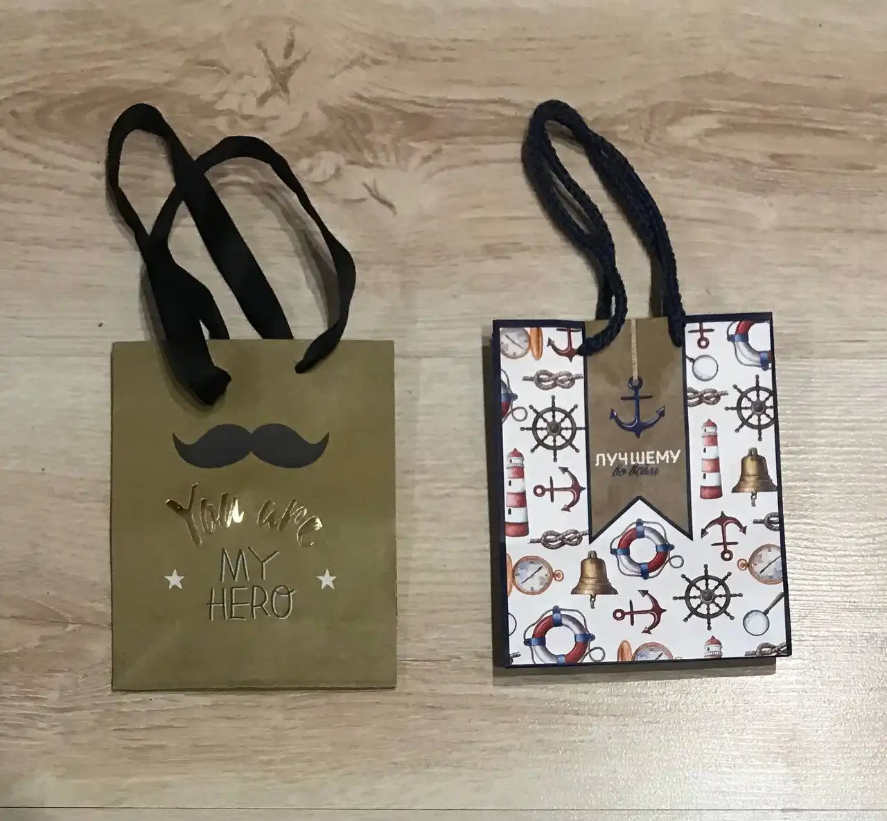 Продажа искусственных ёлок и новогодних пакетов