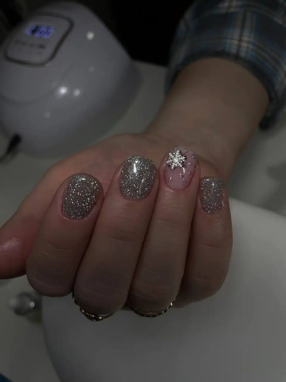 Маникюр в студии Moon