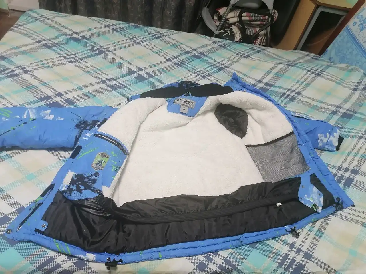 Продам зимнюю куртку р-р 48-50 - Верхняя одежда (Одежда) в Сургут