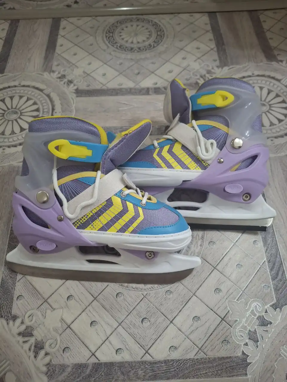 Продам коньки практически новые 34-38 размеры - Спорттовары (Хобби и отдых) в Сургут