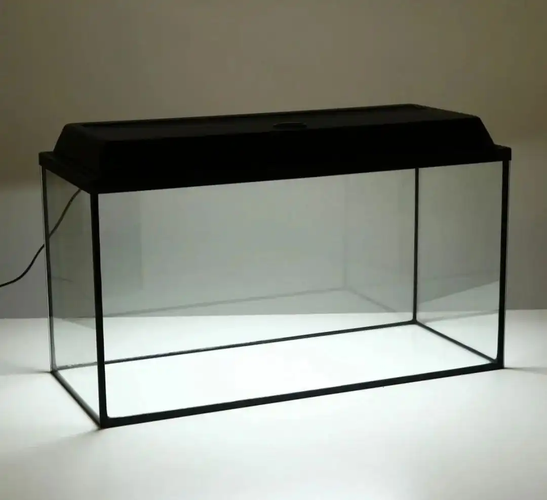 Аквариум с крышкой 35-40 л с лампами - Аквариумистика (Хобби и отдых) в Сургут