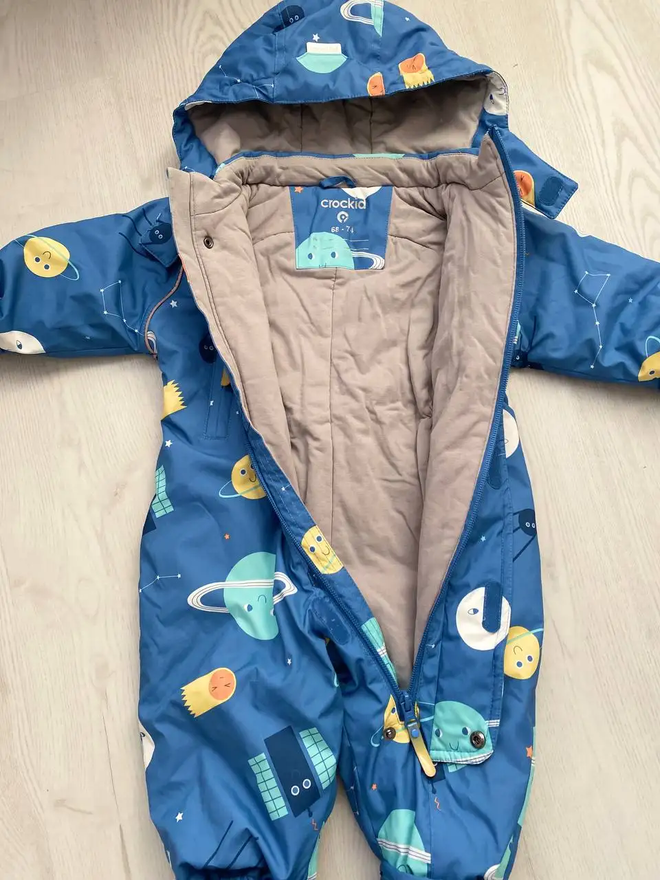 Демисезонный комбинезон Crockid 68-74 с пинетками и рукавичками - Одежда для детей (Товары для детей) в Сургут