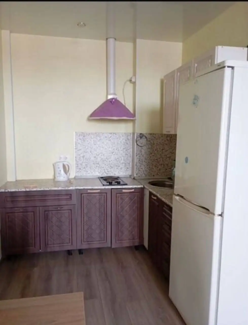 Сдам 1+ комнатную квартиру на Ивана Захарова - Аренда квартир (Недвижимость) в Сургут