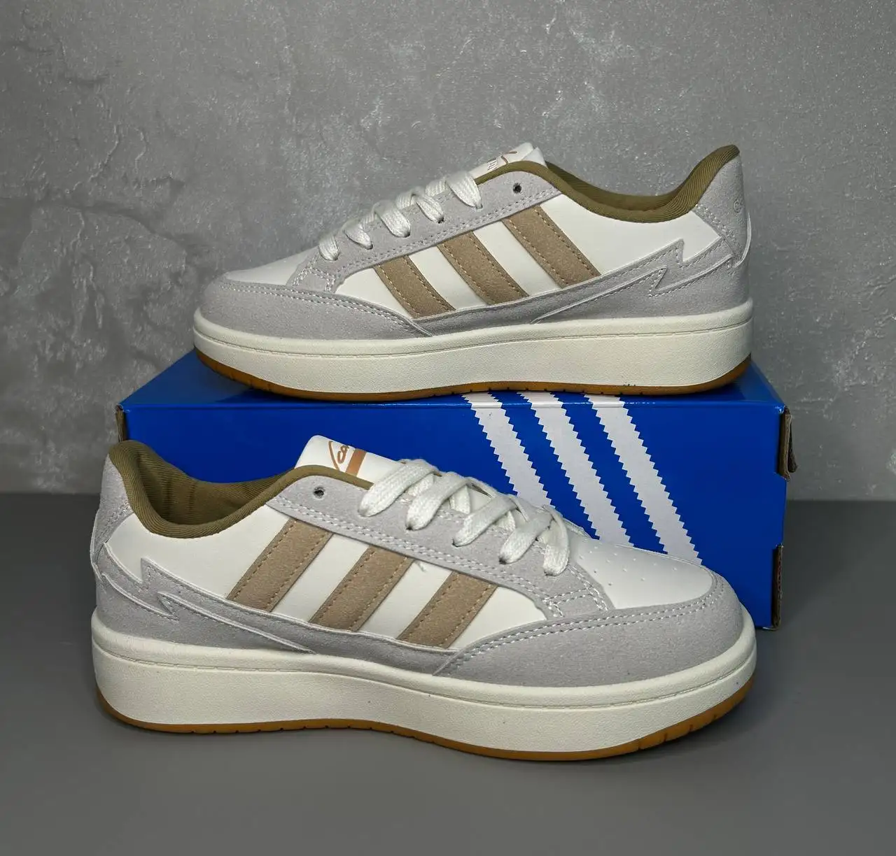 Продам женские кроссовки Adidas - Обувь (Одежда) в Сургут