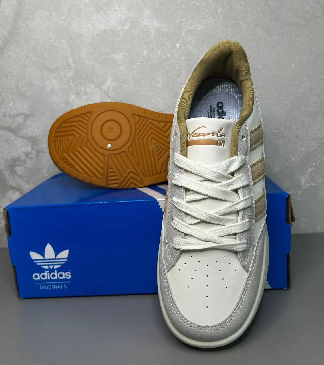 Продам женские кроссовки Adidas - Обувь (Одежда) в Сургут