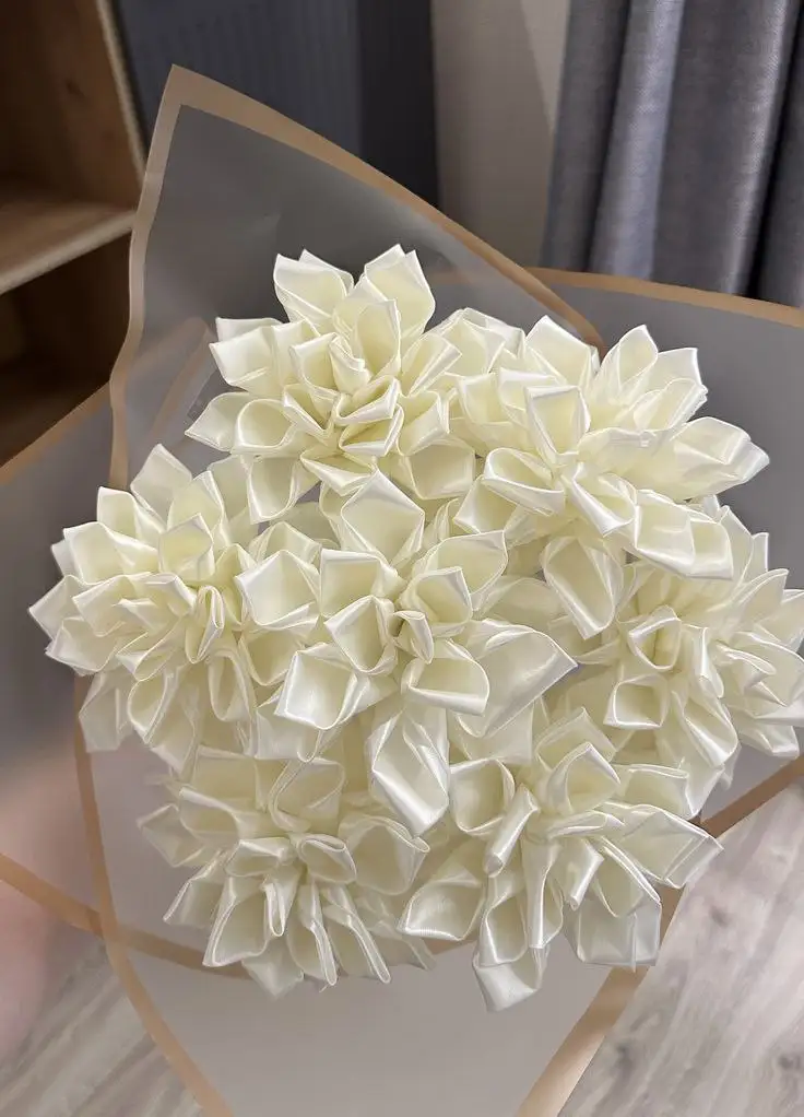 Атласная цветочная композиция ручной работы - Рукоделие (Хобби и отдых) в Сургут