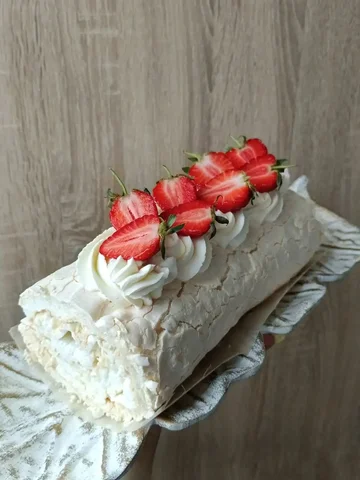 Меренговый рулет с клубникой - Услуги красоты и здоровья в Сургут
