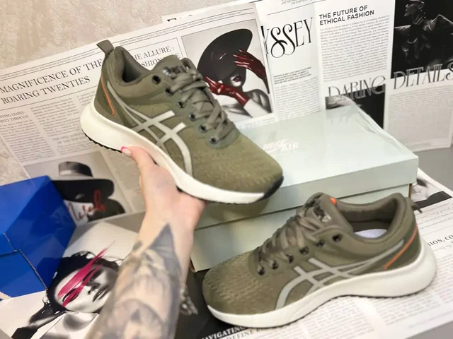Продам новые женские кроссовки ASICS - Одежда в Сургут