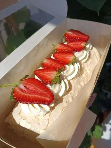 Меренговый рулет с клубникой - Еда в Сургут