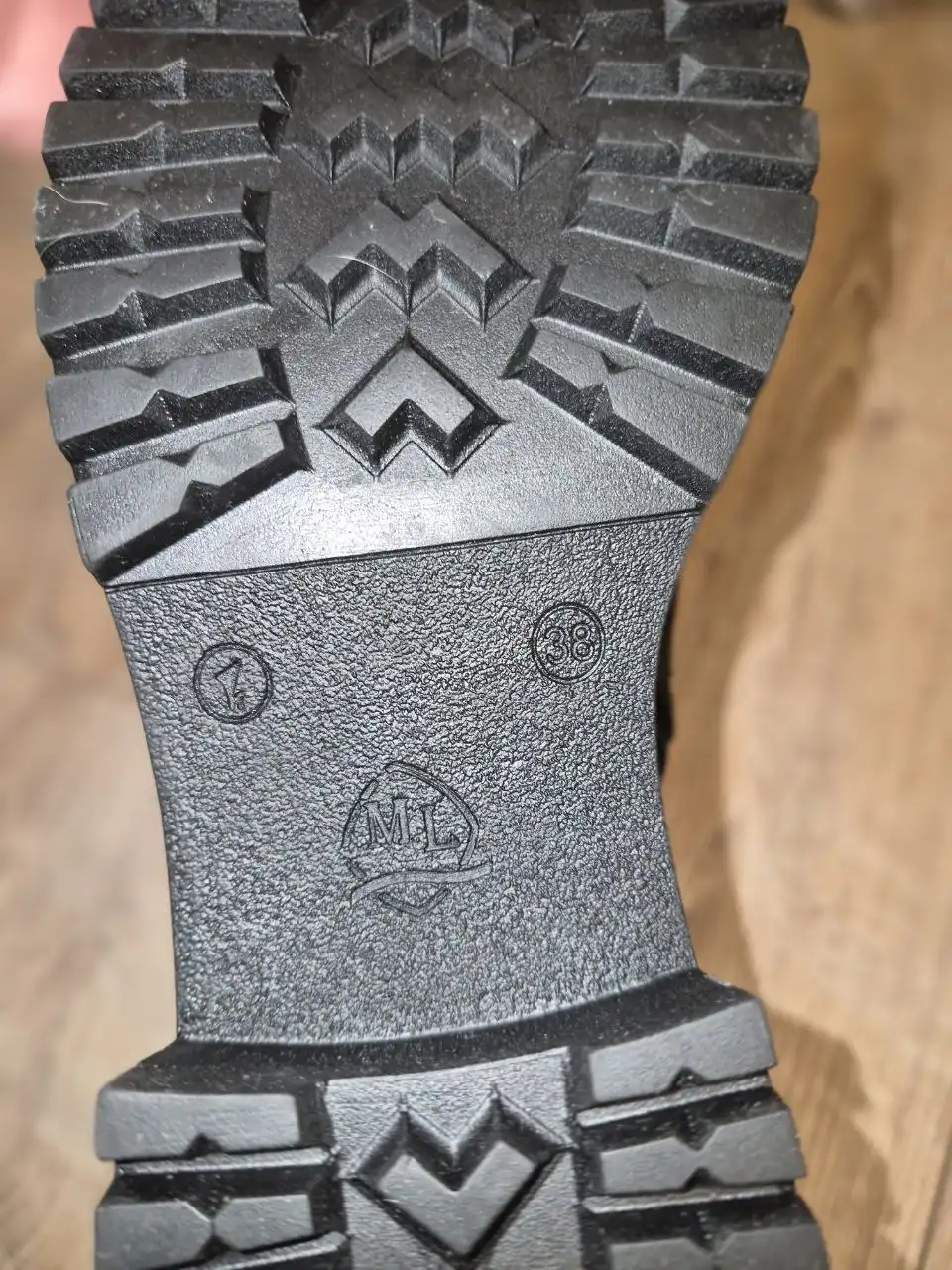 Продам новые женские ботинки, размер 38