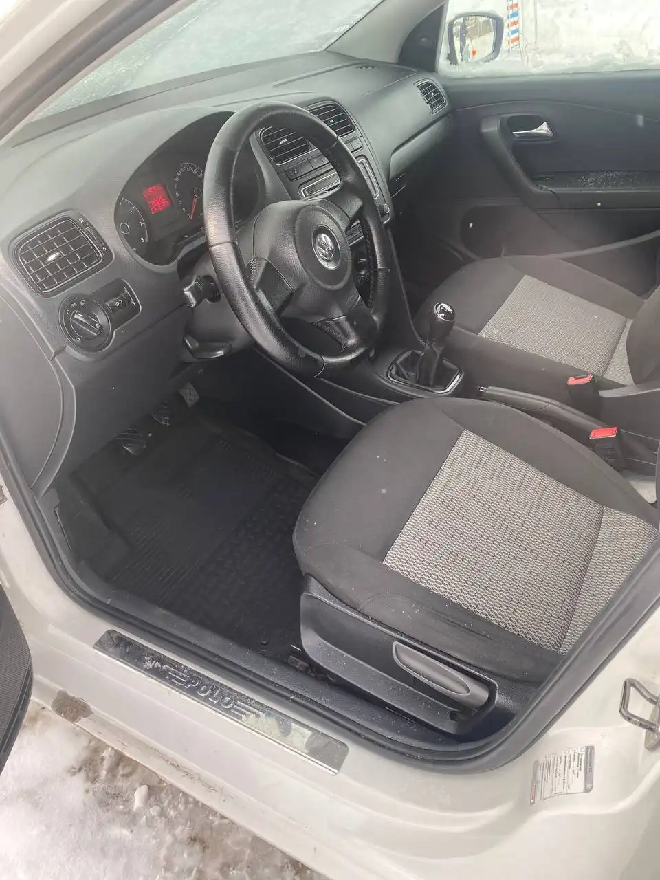 Продам VW Polo 2012 года 1.6 МТ