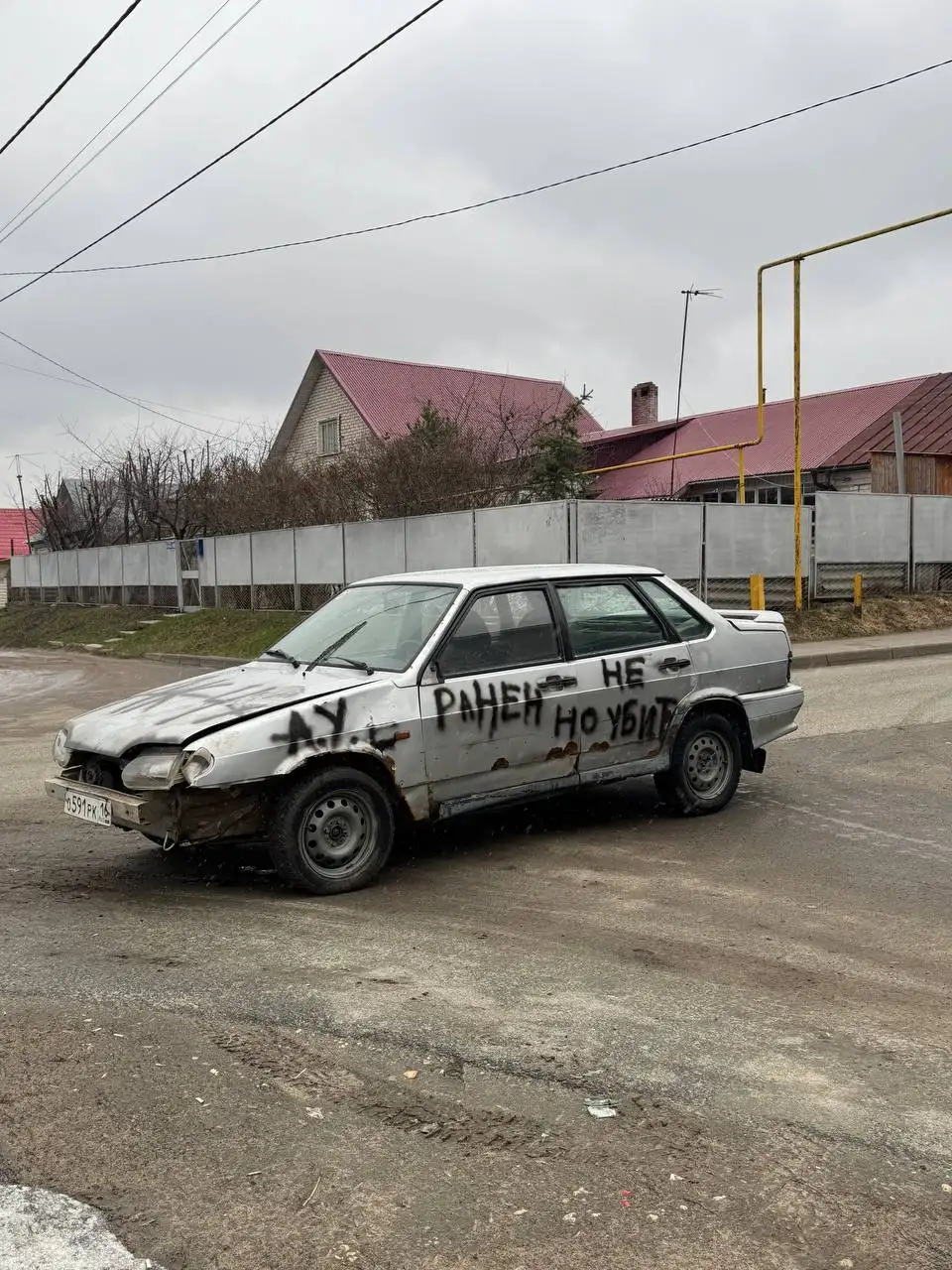Автомобиль 2002 года в нерабочем состоянии без колес - Легковые автомобили (Авто) в Казань