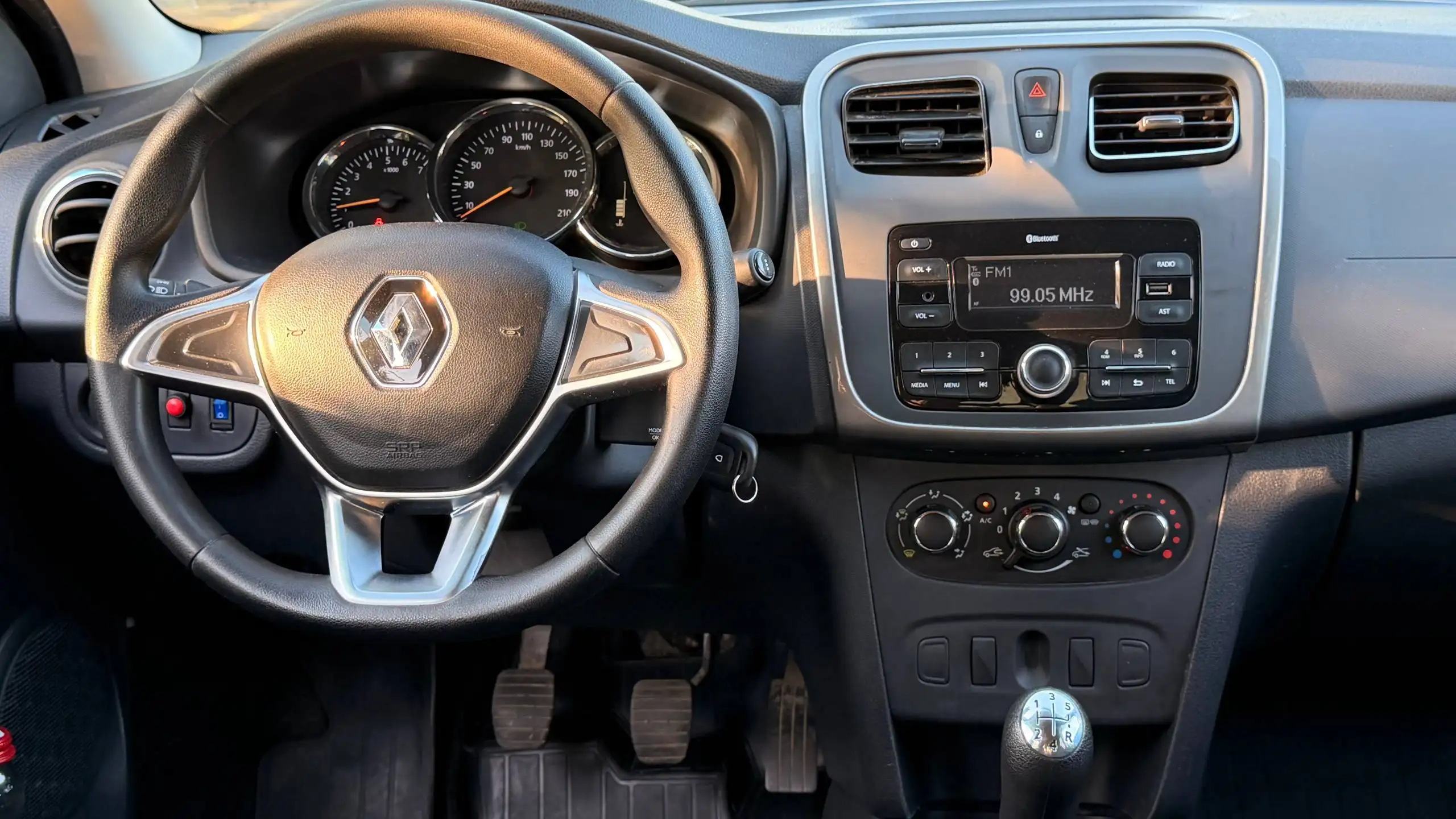 Renault Logan 2019 1.6 МТ - Авто в Алексеевское