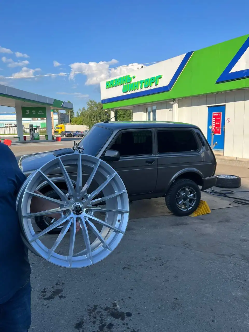 Продам диски R18 с резиной Yokohama - Диски и шины (Авто) в Казань