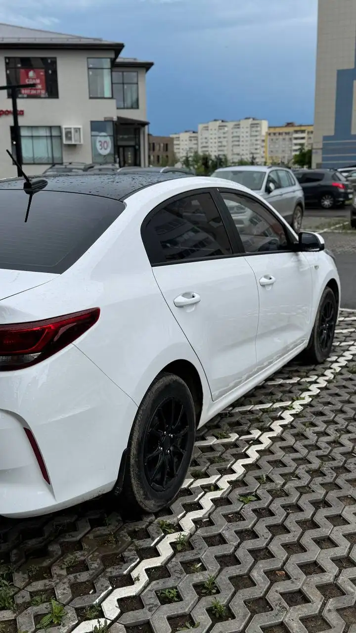 Kia Rio 1.6 AT Luxe AV 2022 - Легковые автомобили (Авто) в Альметьевск