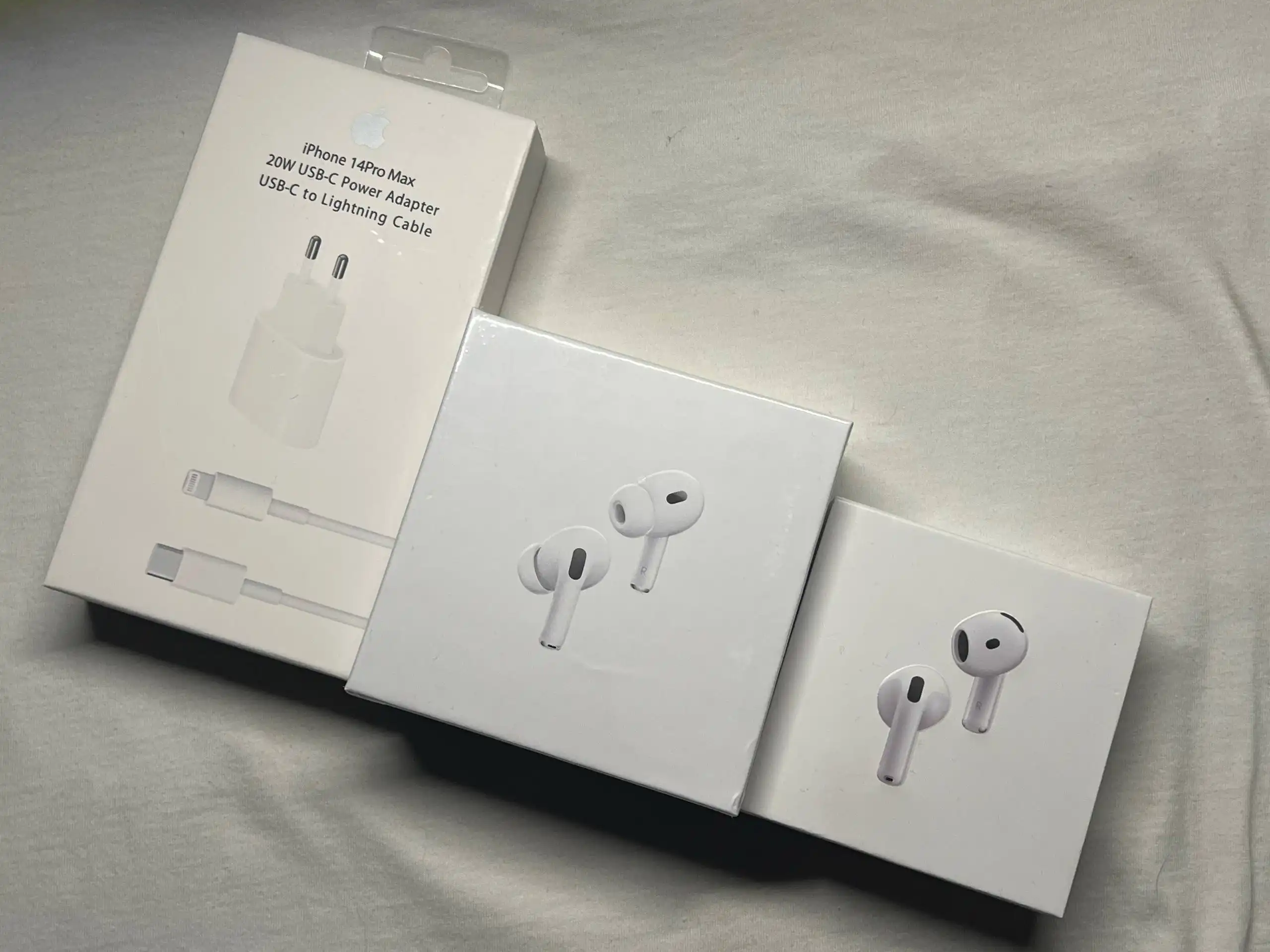 Продажа реплик Apple: зарядки и наушники