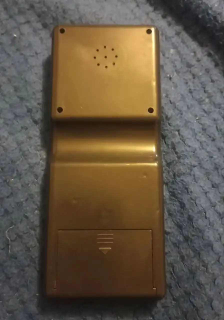 Рабочий с батарейками