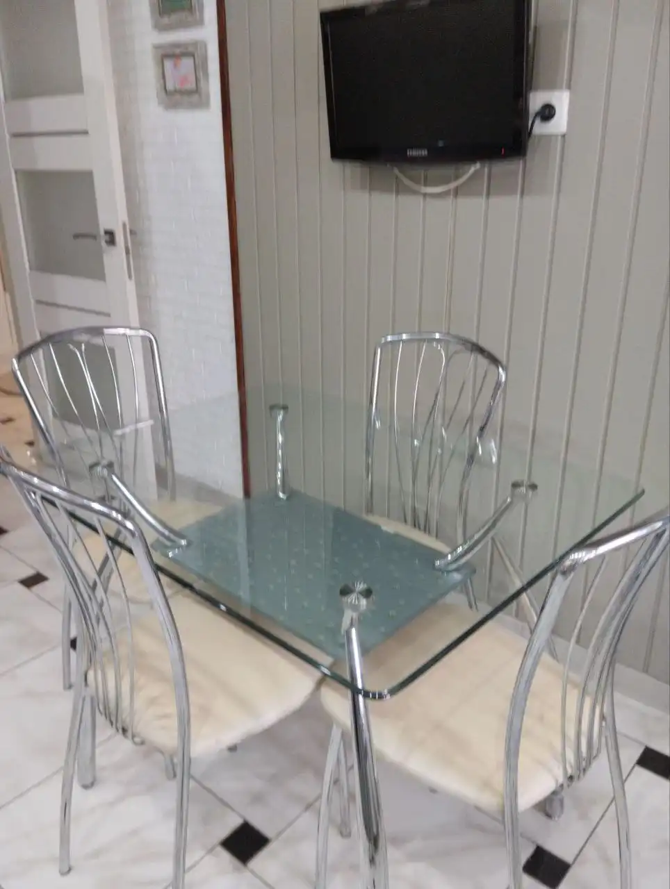 Продажа стеклянного стола и стульев