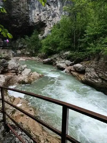 Однодневное путешествие в Гуамское ущелье и термальные источники с психологом