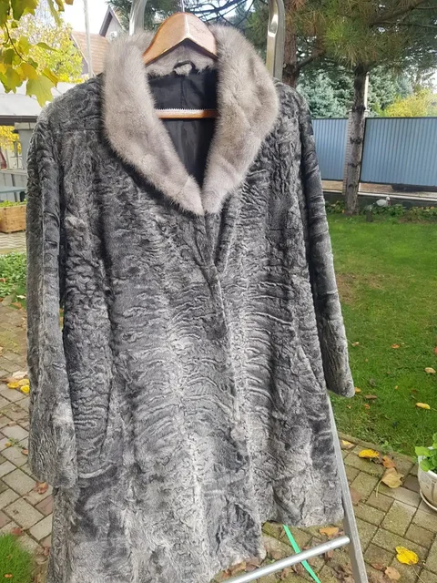 Женская шуба из каракульчи с норковым воротником и беретом - Одежда в Краснодар