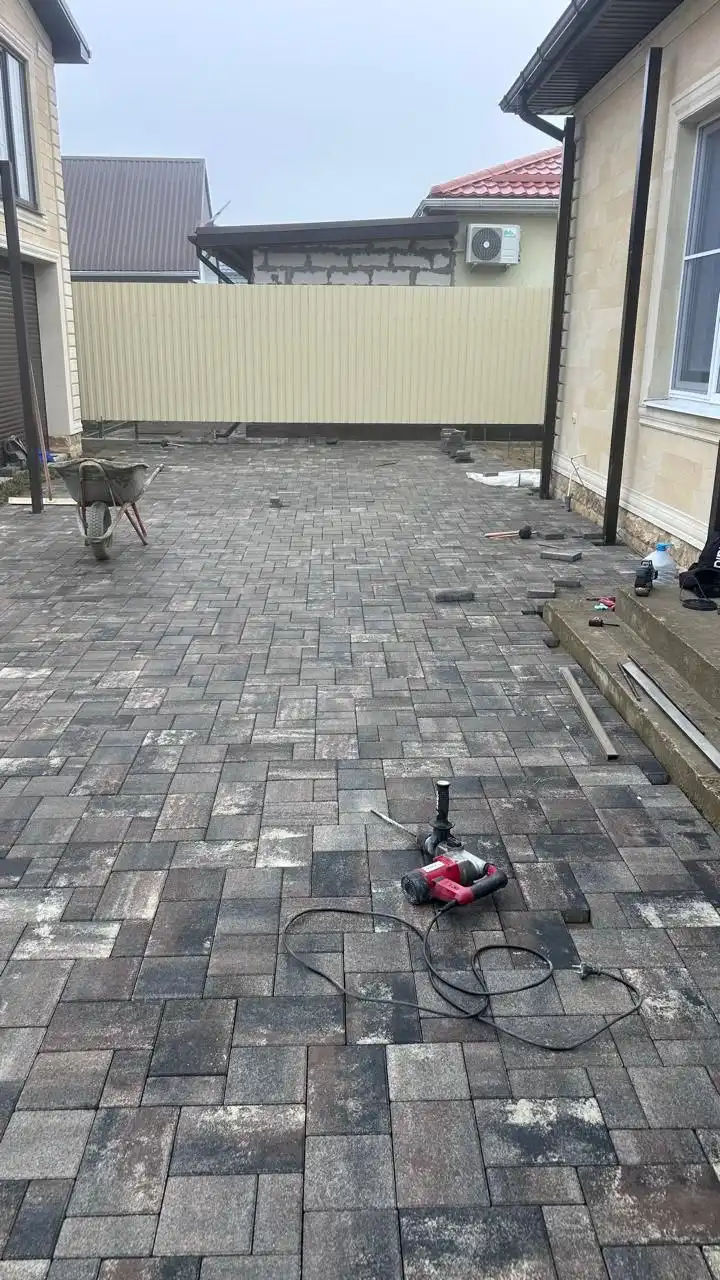 Укладка тротуарной плитки и благоустройство территории в Краснодаре