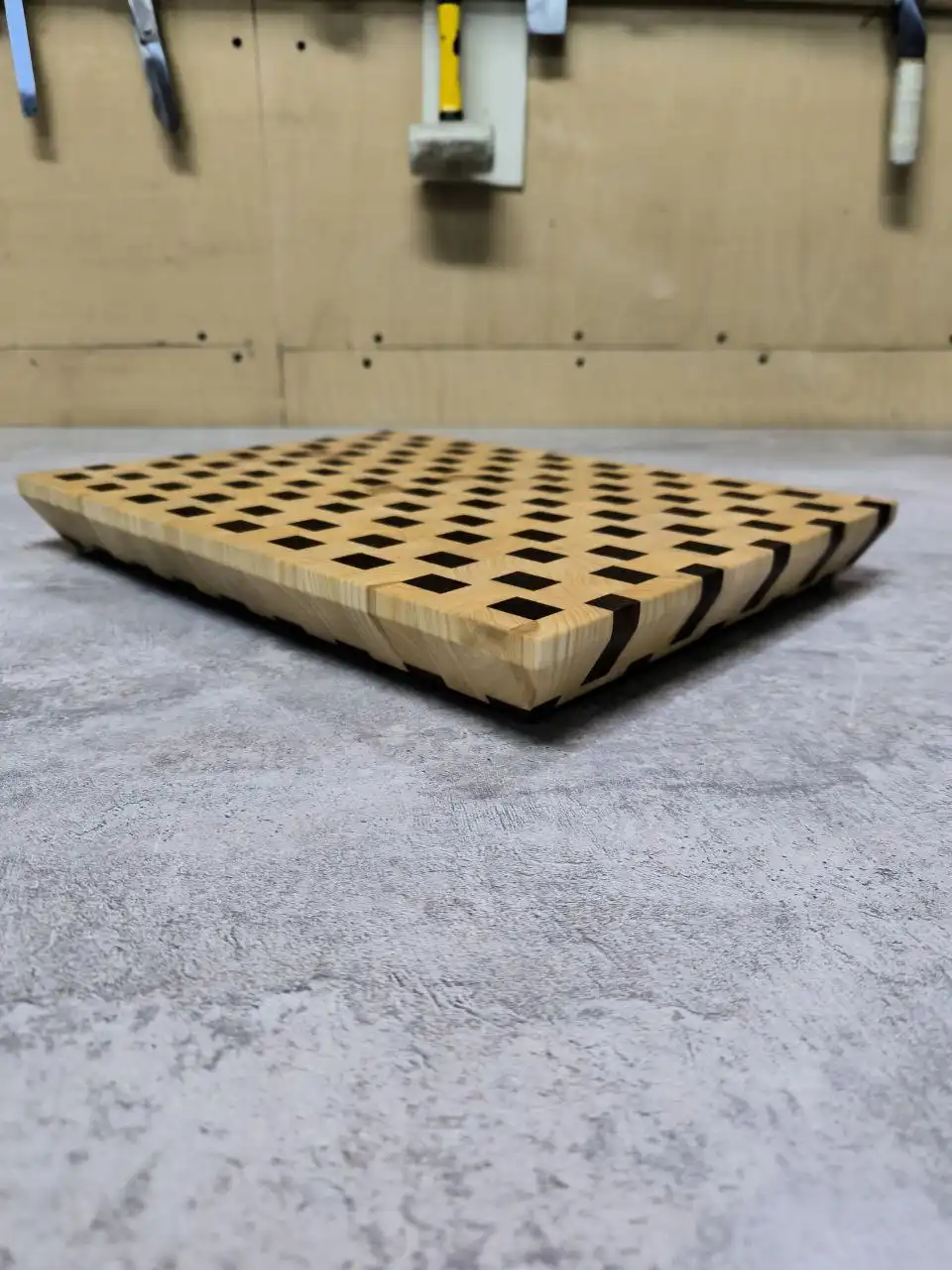 Торцевая разделочная доска из ясеня и термо-ясеня