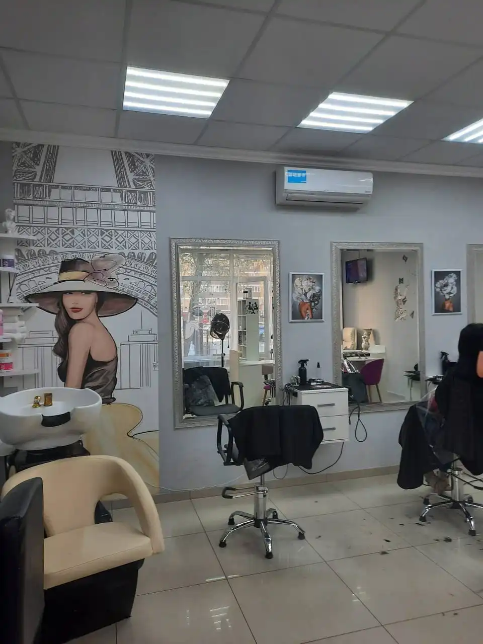 Требуется мастер-универсал парикмахер в салон красоты