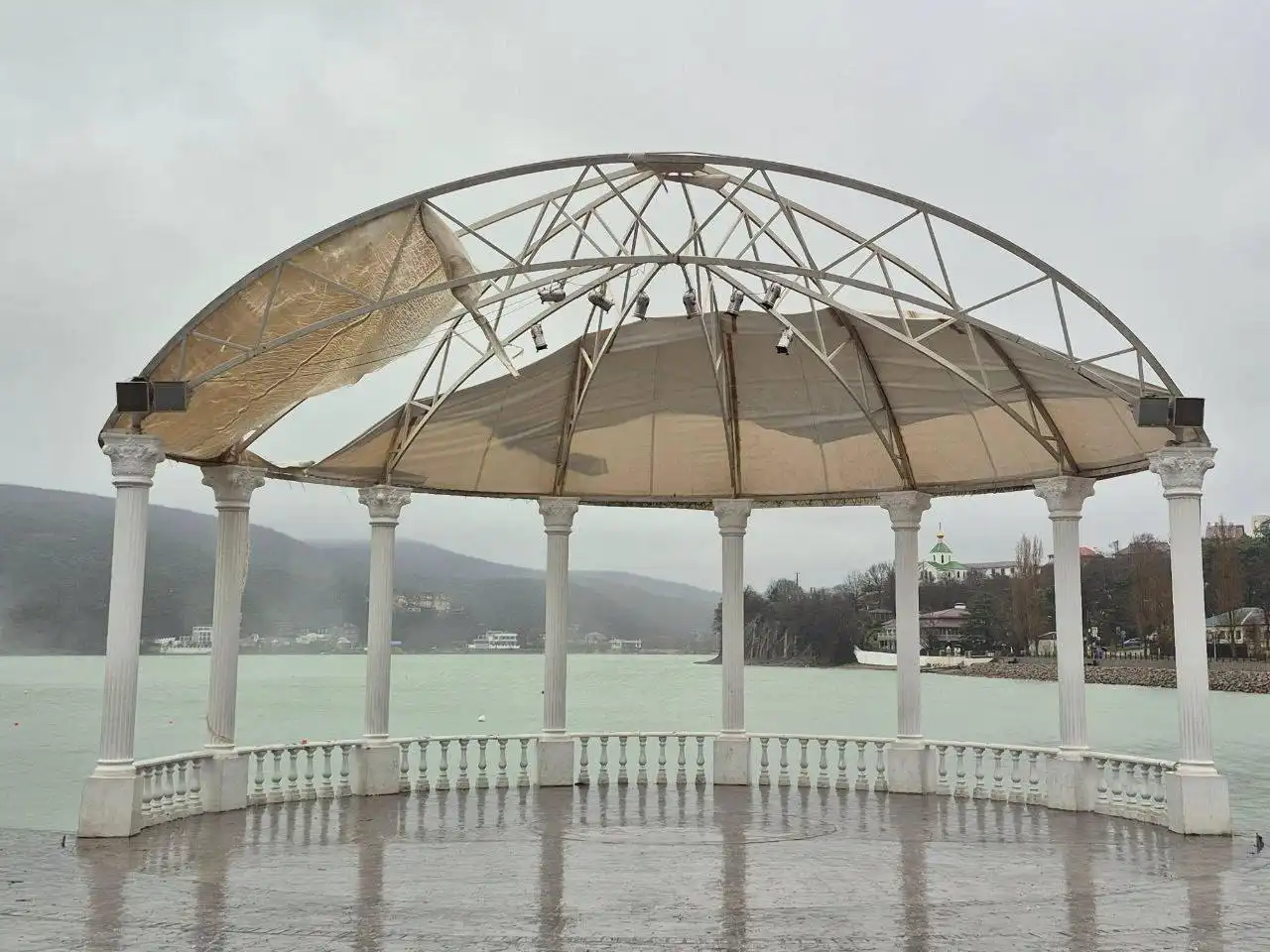 Повреждение арт-объектов после шторма в Анапе и Абрау-Дюрсо