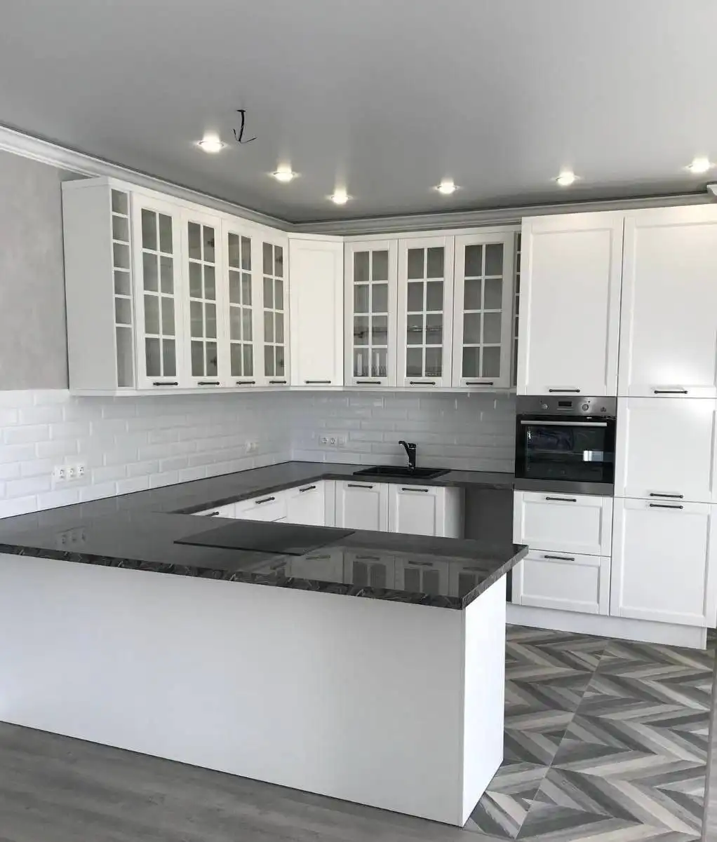 Кухня с белыми фасадами МДФ и темно-серой столешницей