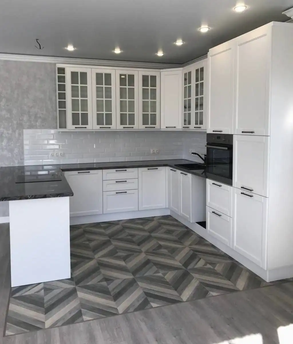 Кухня с белыми фасадами МДФ и темно-серой столешницей