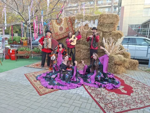 Цыгане на праздник с медведем - Транспортные услуги в Краснодар